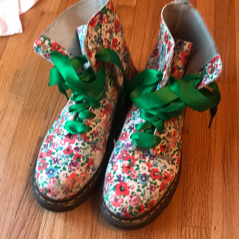 Doc Martens- Floral Pascals, size 7